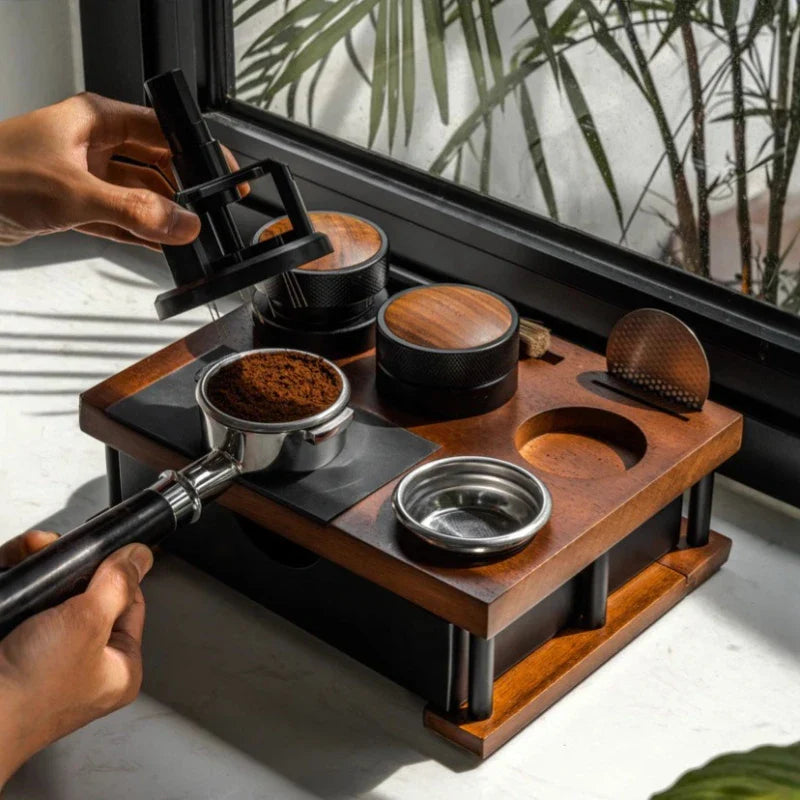 Estación de apisonado de café de madera de 51-58 mm con caja de golpeo Organizador de café para portafiltro, apisonador, distribuidor y pantalla de disco