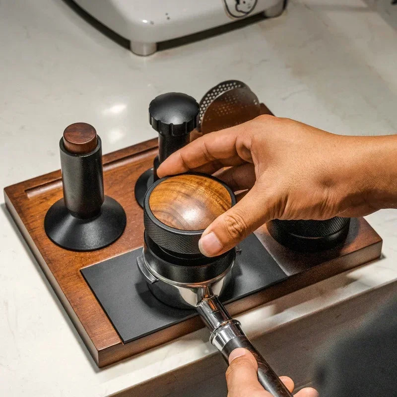 Estación de apisonado de café de madera de 51-58 mm con caja de golpeo Organizador de café para portafiltro, apisonador, distribuidor y pantalla de disco